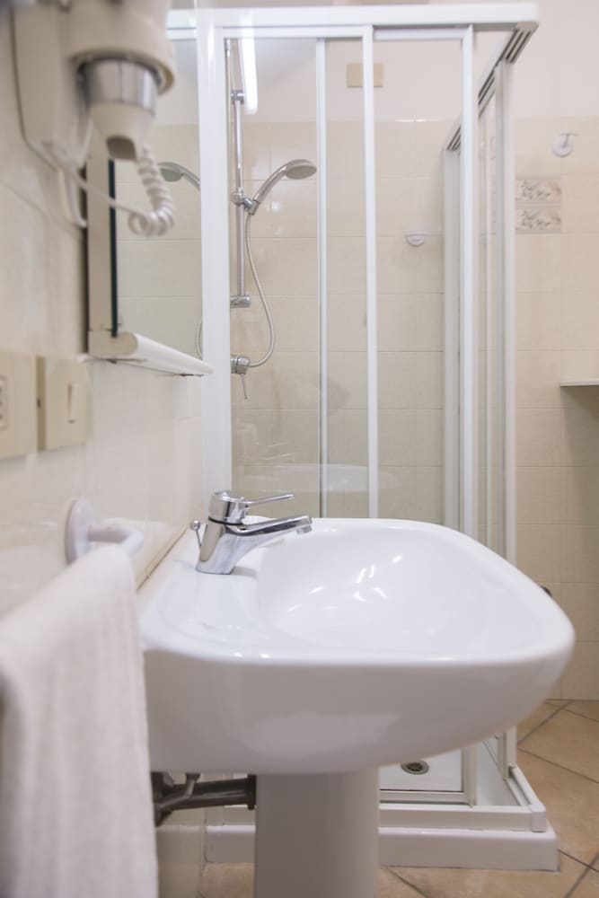 Standard Double Room - Photo 3