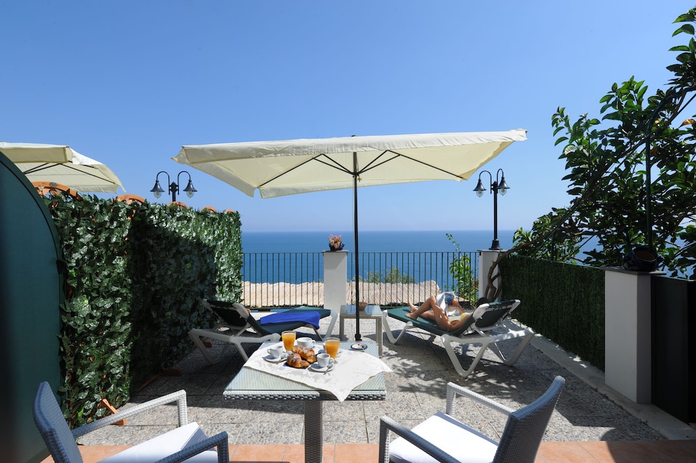 Deluxe Terrace Sea View photo 3