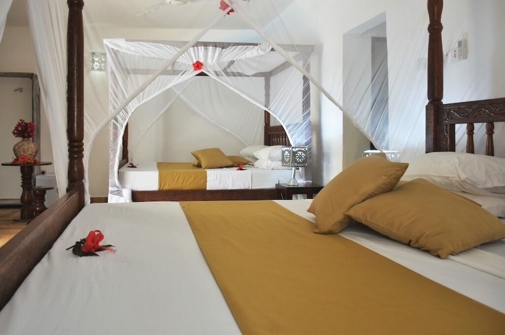 Standard Triple Room, 3 Twin Beds, Patio, Pool View photo 1