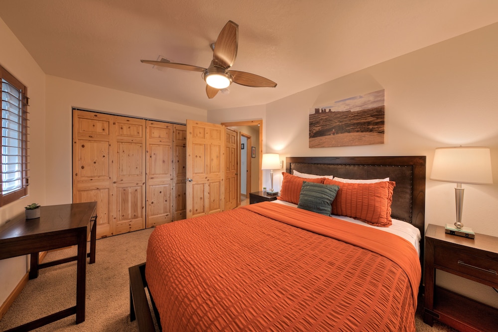 Luxury House, Multiple Beds, Hot Tub, Mountain View photo 2