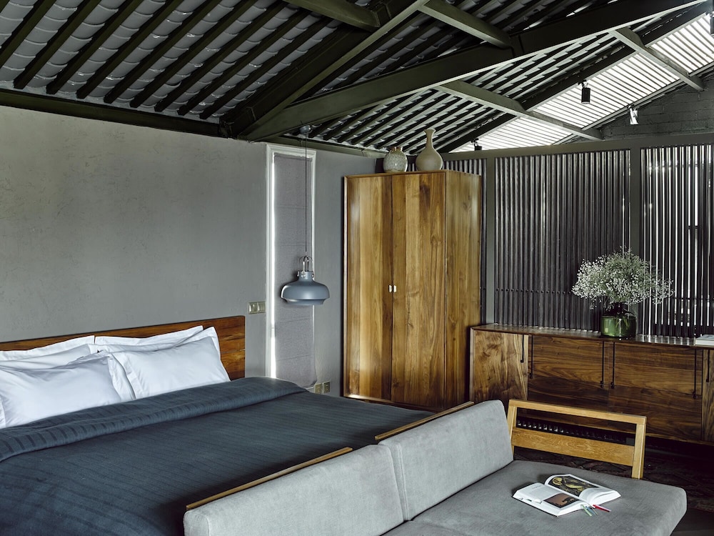 Theme Room With Bathtub photo 1