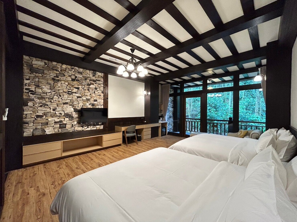 Superior Quadruple Room, 2 Queen Beds, Non Smoking, Mountain View photo 3