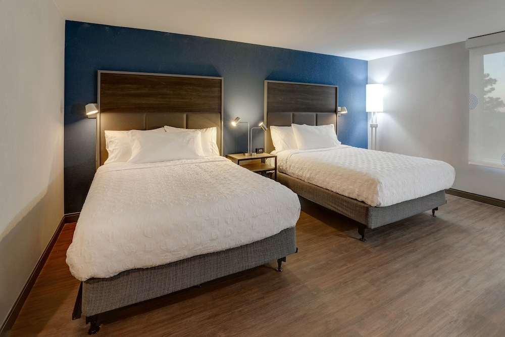 Room, 2 Queen Beds, Accessible (Roll-In Shower) - Photo 1