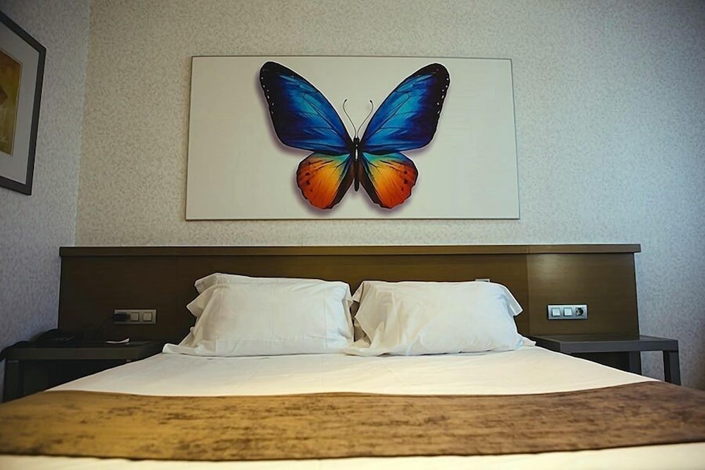 Single Room thumbnail 5