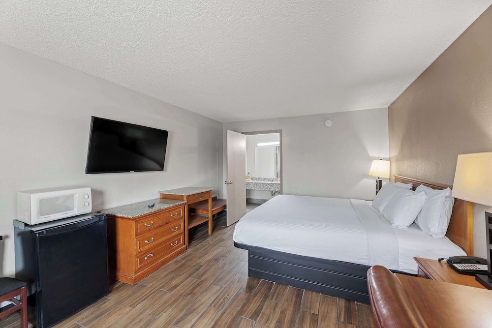 Business Room, 1 King Bed, Smoking - Photo 6
