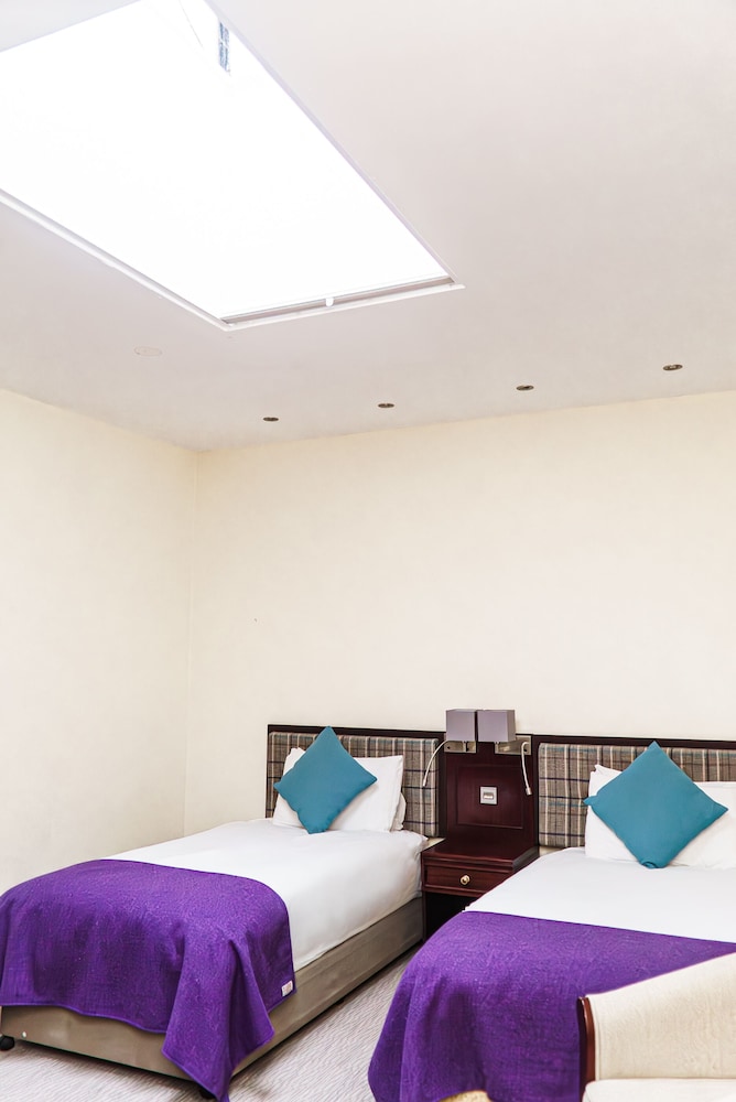 Fixed skylight Twin Room 2 Single Bed - Photo 1