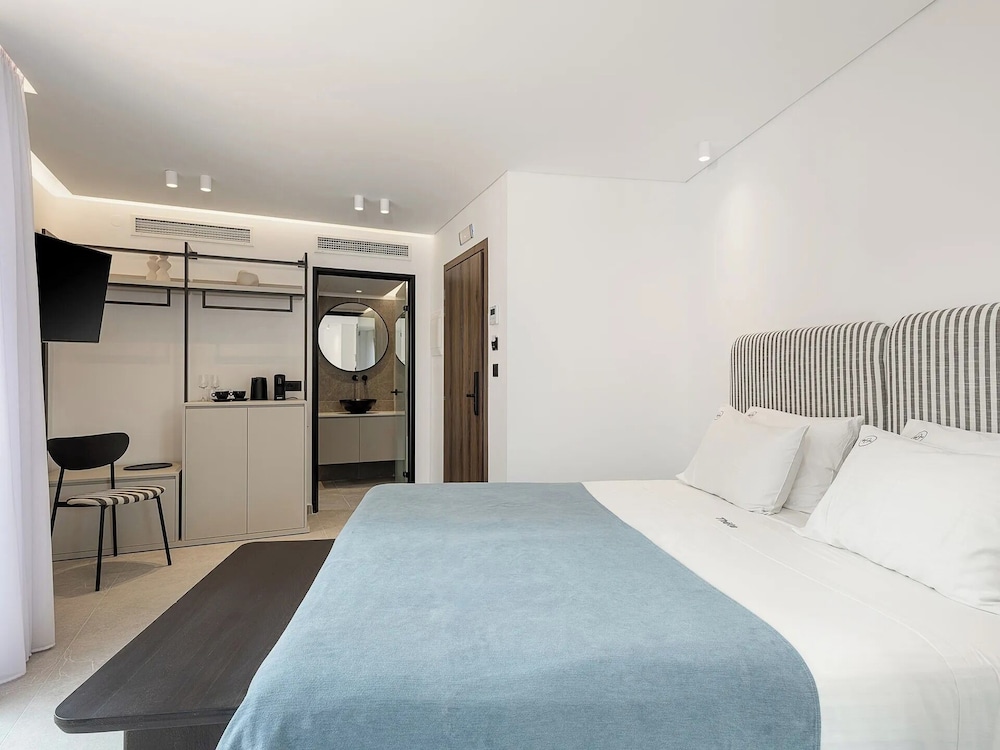 Deluxe Double Room, Partial Sea View photo 3