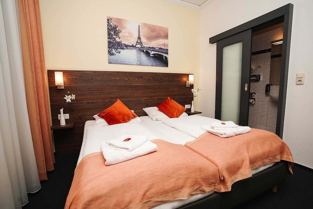 Twin Room - Photo 13