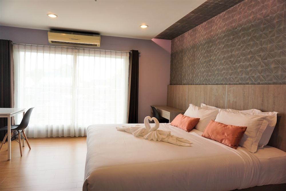 Studio, 1 King Bed, Non Smoking, Kitchenette photo 2