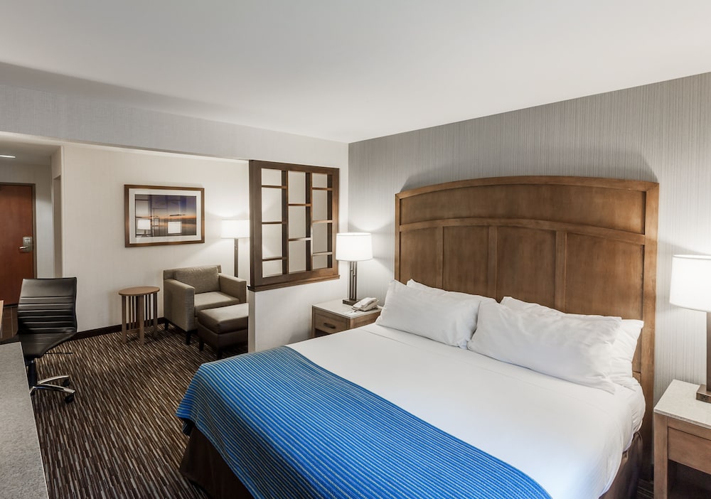 Standard Room, 1 King Bed, Balcony - Photo 1