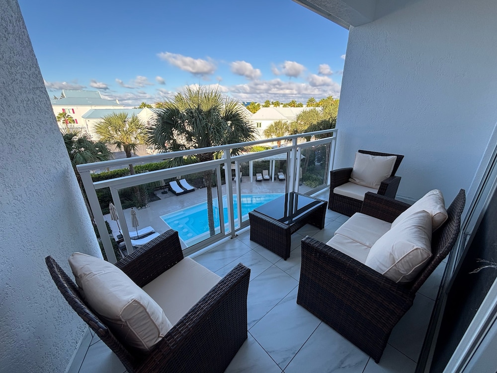 Classic Room, 1 King Bed, Balcony, Pool View photo 2