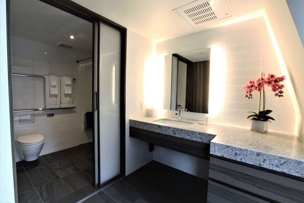 Superior Suite, 1 Queen Bed thumbnail 6