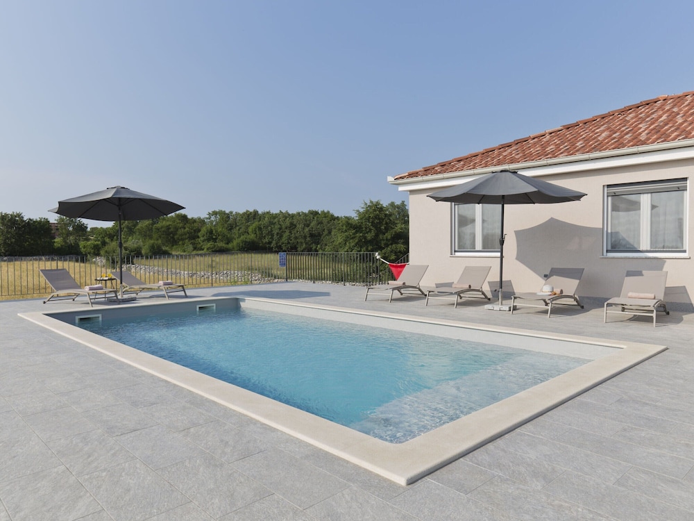 Villa photo 2