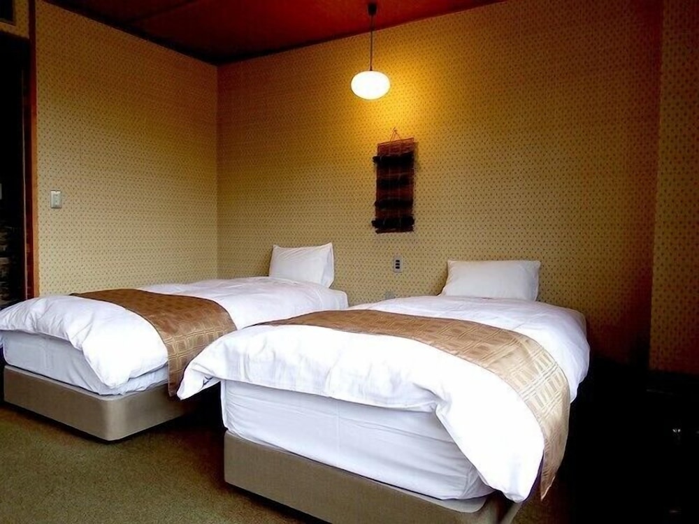 Japanese Western Room OTOMEKAN (2 Single Beds + 4 Japanese Futons), Mountain View photo 3