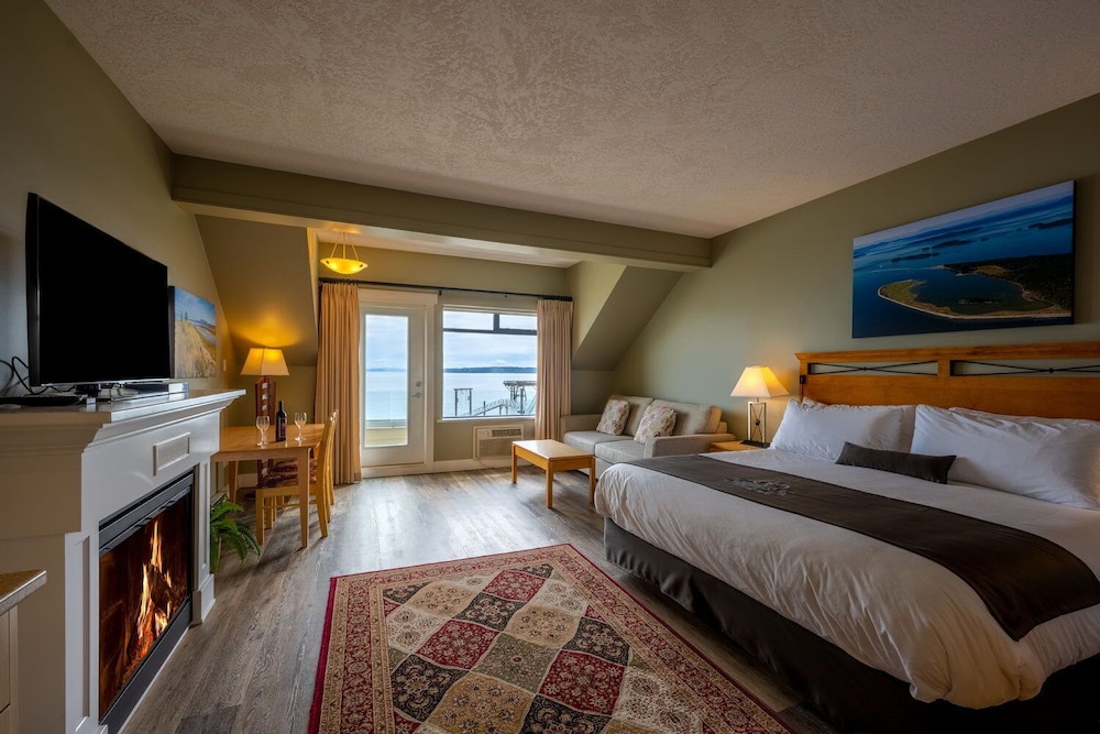 Deluxe Studio Suite, 1 King Bed with Sofa bed, Ocean View