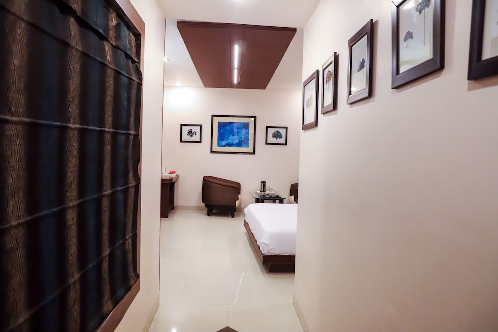 Elite Suite, 1 King Bed, Non Smoking photo 3