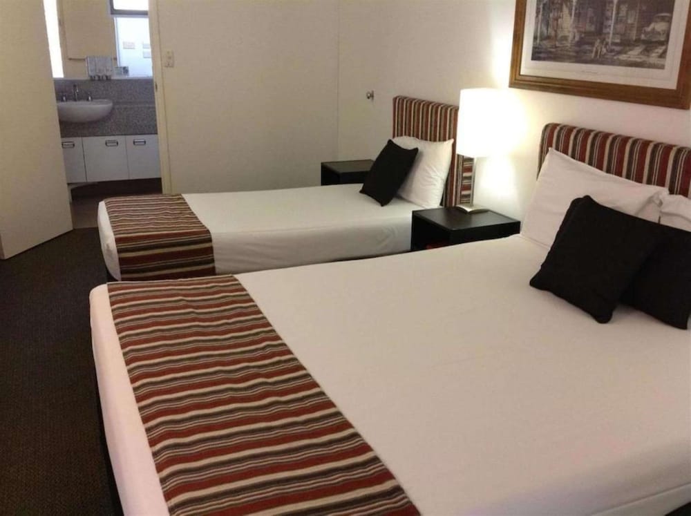 Standard Room, Multiple Beds, Non Smoking - Photo 6