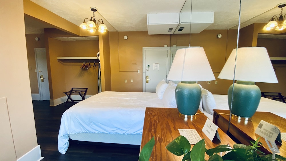 Standard Room, Multiple Beds - Photo 3