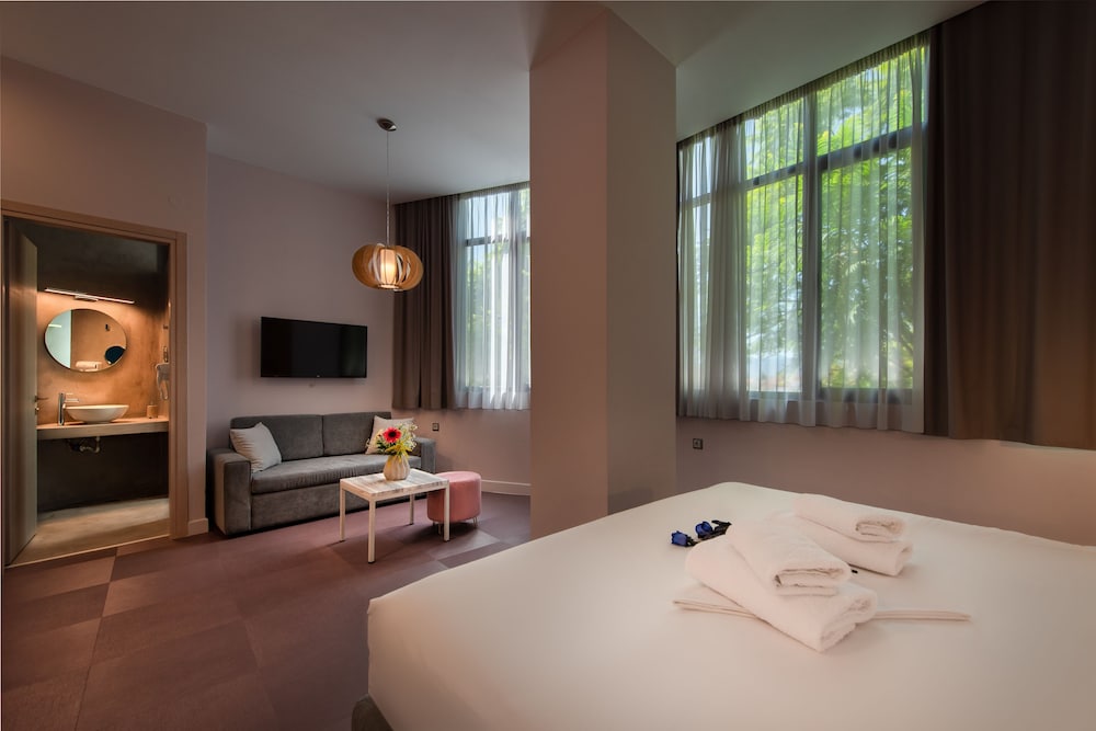 Basic Studio Suite, Pool View - Photo 1