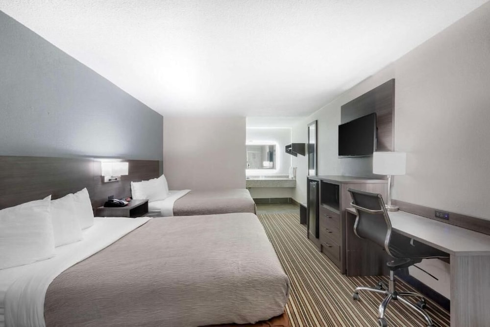 Standard Room, 2 Queen Beds, Roll-in Shower, Non Smoking photo 3