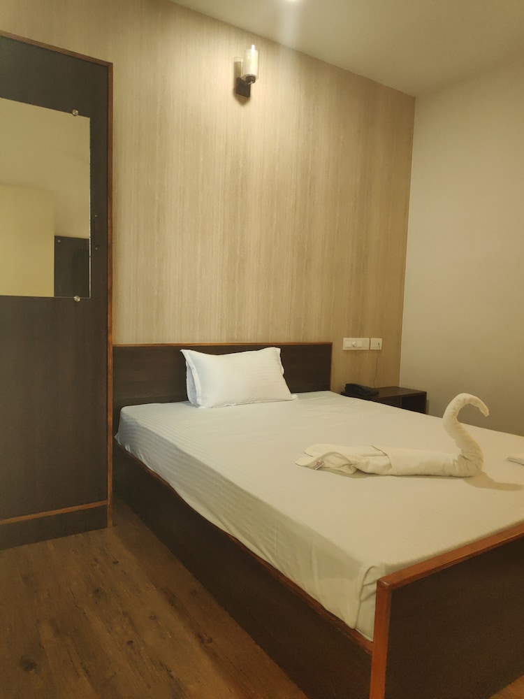DELUXE SINGLE A/C ROOM