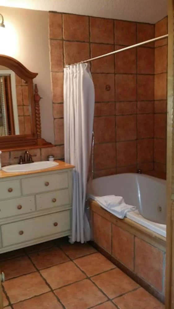 Deluxe Room, 1 King Bed, Garden View photo 3