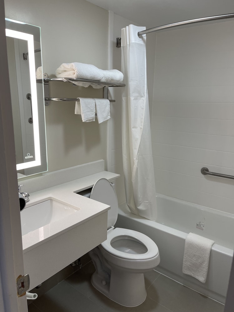 Standard Room, 1 King Bed, Non Smoking - Photo 9