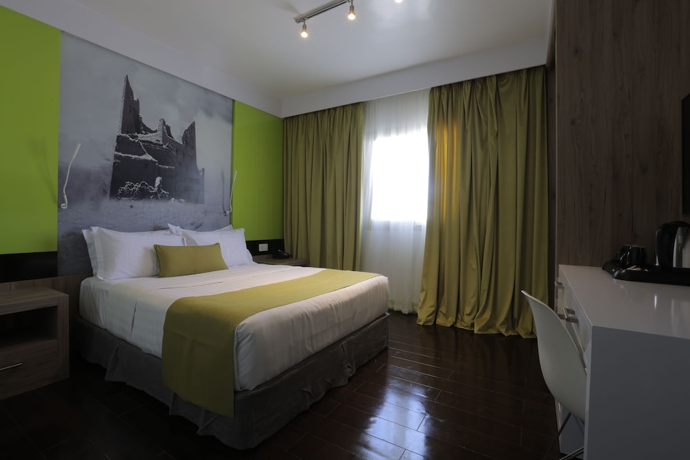 Superior Room, 1 King Bed photo 3