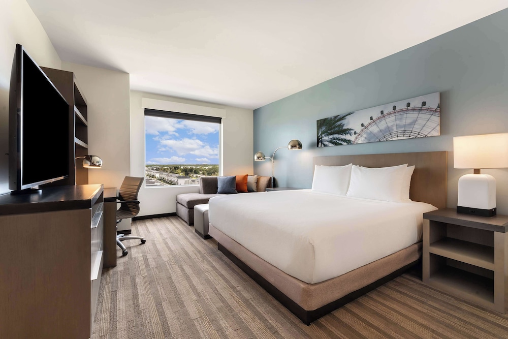 Studio Suite, 1 King Bed with Sofa bed, Accessible, Bathtub thumbnail 5