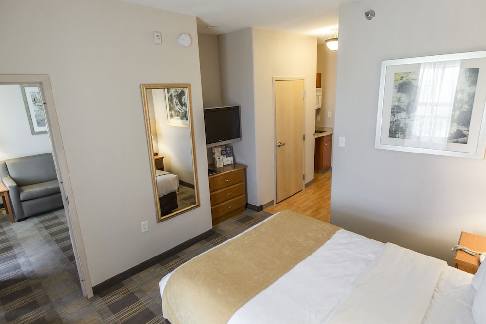 Suite, 1 Queen Bed - Photo 13