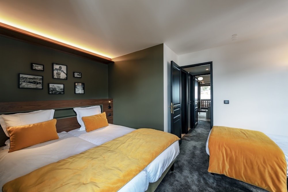 Family Duplex Room with ski run view photo 3