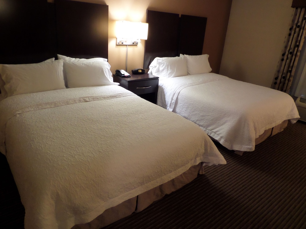 Room, 2 Double Beds, Accessible, Bathtub - Photo 7