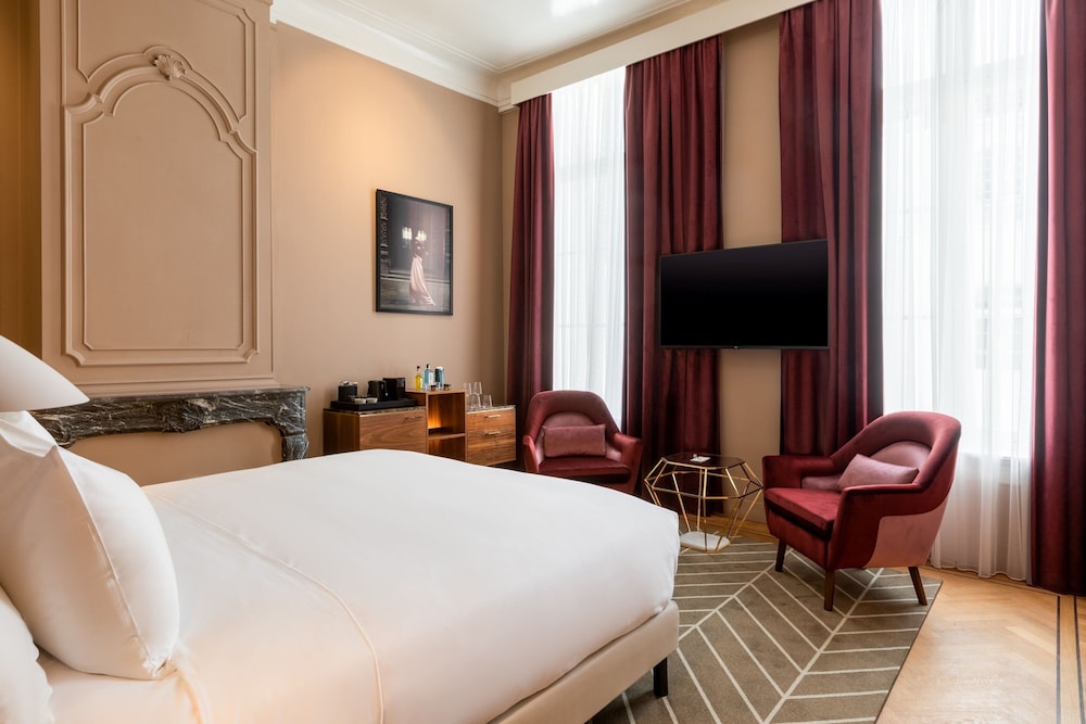 Deluxe Room, 1 King Bed - Photo 1