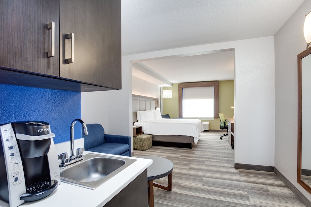 Suite, 1 King Bed, Accessible (Comm) - Photo 2