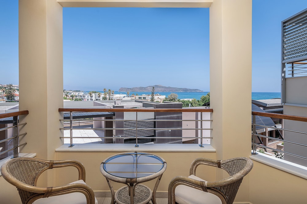 Sea View Suite - Photo 11