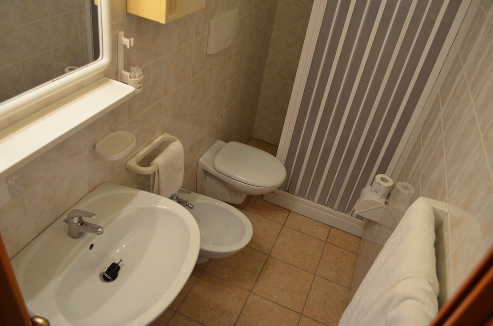 Basic Triple Room, Non Smoking, Ensuite - Photo 5
