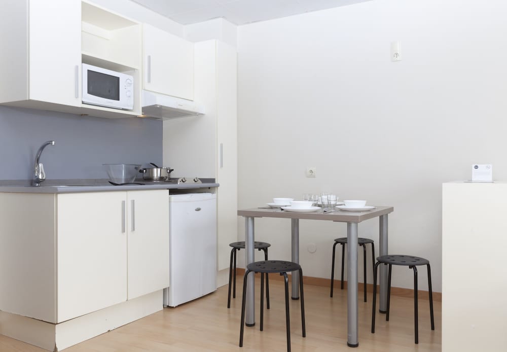 Family Room, Kitchen (2 Adults + 1 Child) - Photo 4