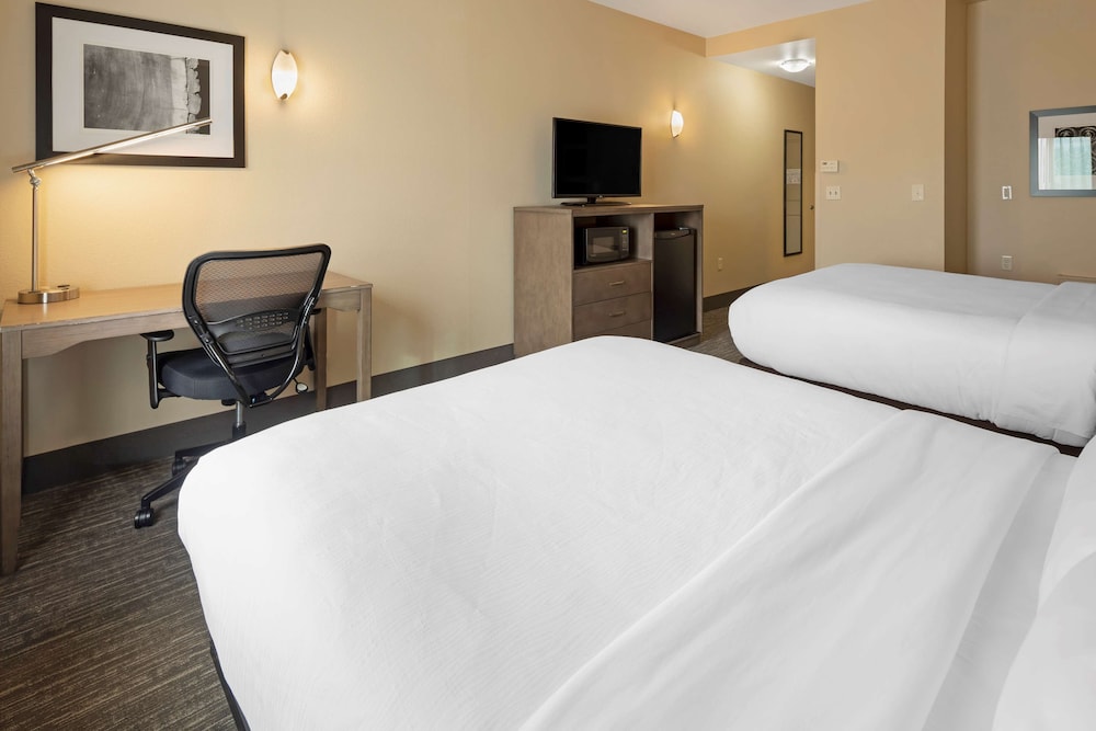 Standard Room, 2 Queen Beds, Non Smoking, Refrigerator - Photo 4