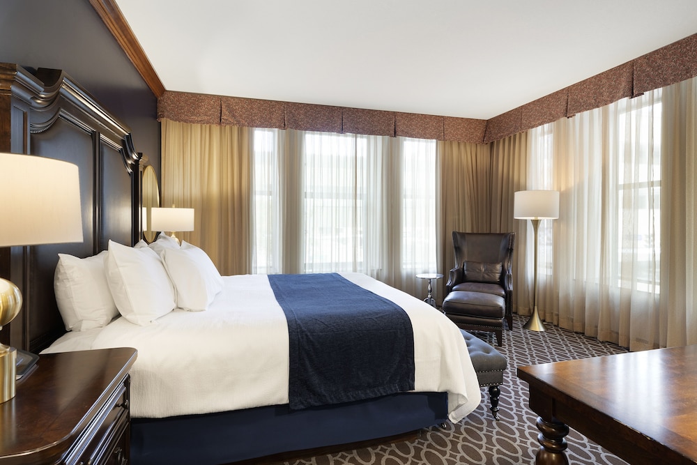 Suite, 1 King Bed, Fireplace, Corner