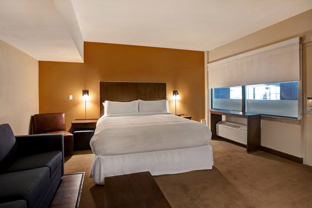 Room, 1 King Bed, Non Smoking, Tower - Photo 3