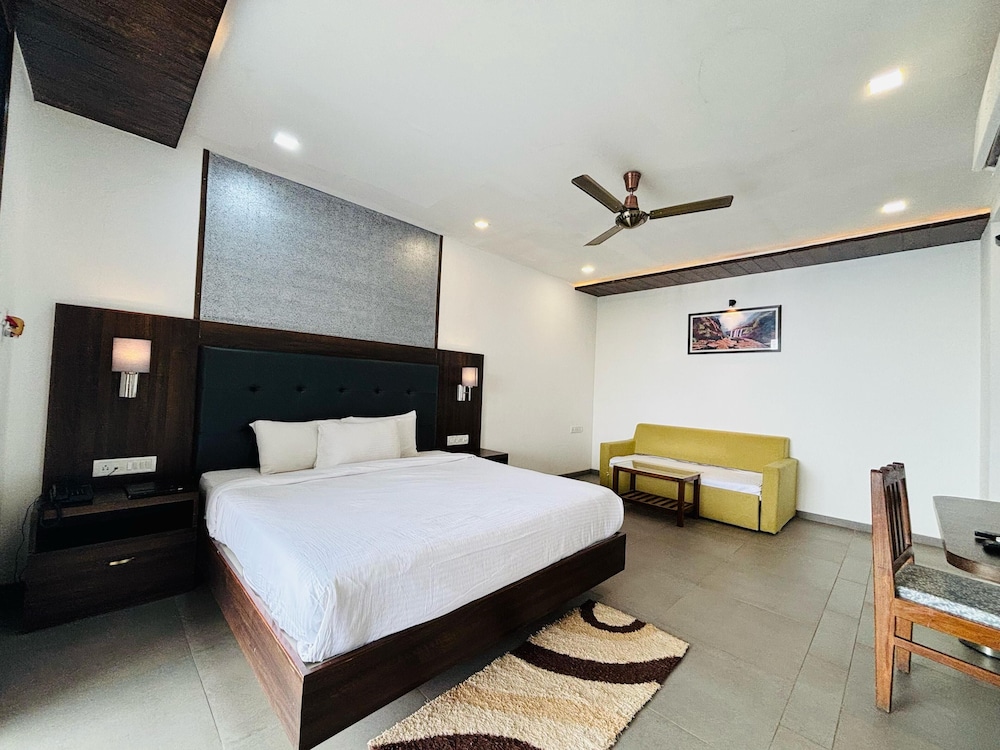 Deluxe Double Room, Balcony, Hill View