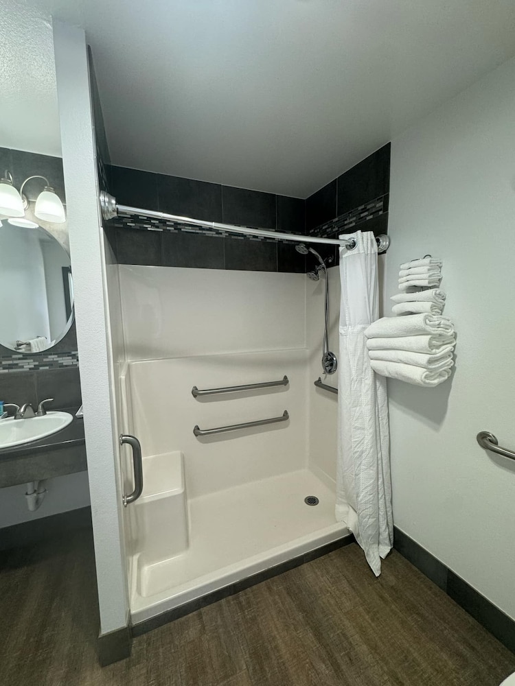 Standard Room, 2 Queen Beds, Roll-in Shower, Oceanfront
