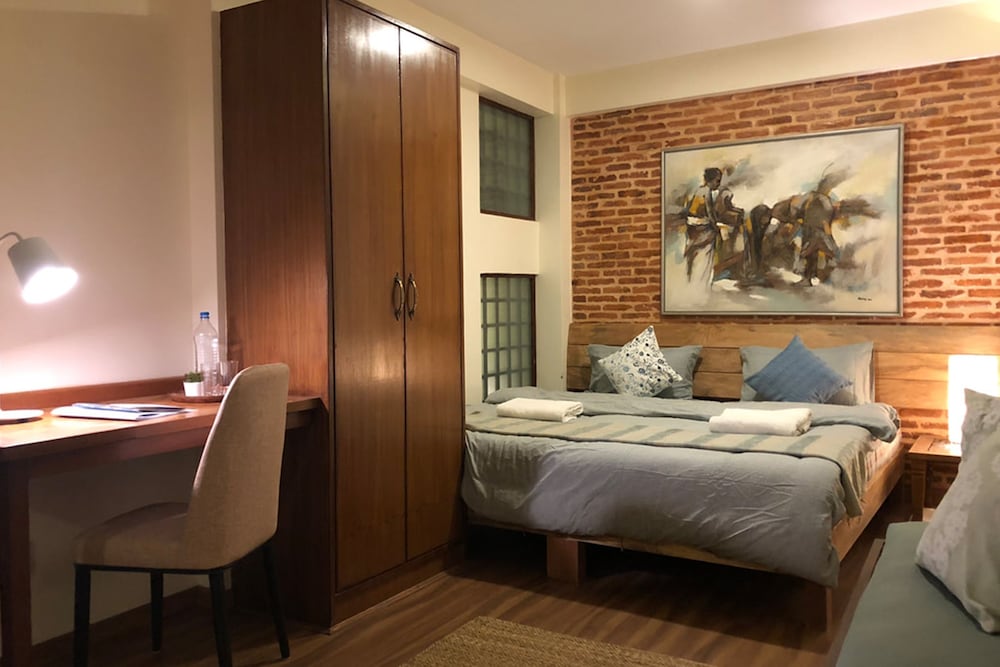Comfort Studio, 1 King Bed photo 3