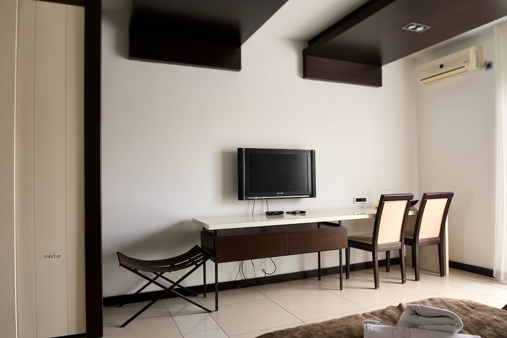 Standard Double or Twin Room - Photo 16