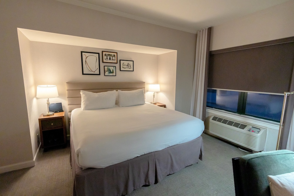 Deluxe Room, 1 King Bed - Photo 3