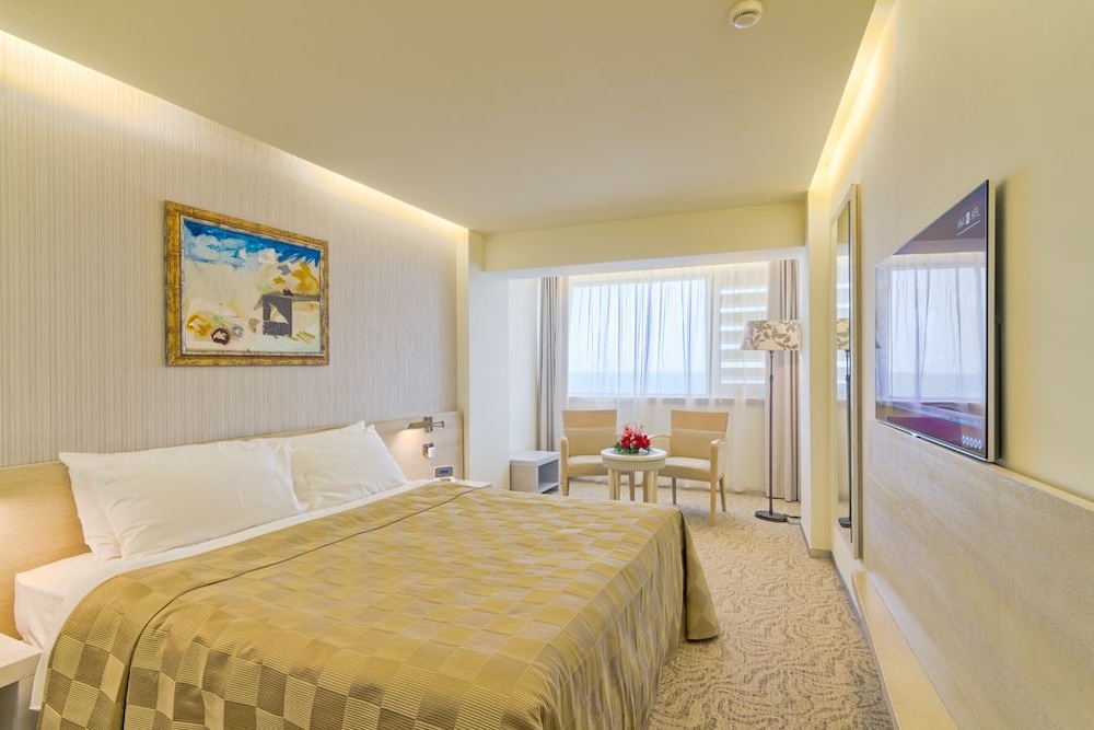 Double Room (without Balcony and Lateral Sea View) photo 3