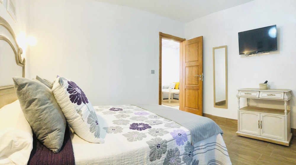 Apartment, 2 Bedrooms, Terrace, Garden View photo 3