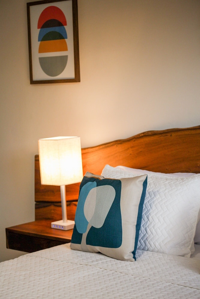 Deluxe Room, 1 Queen Bed photo 2