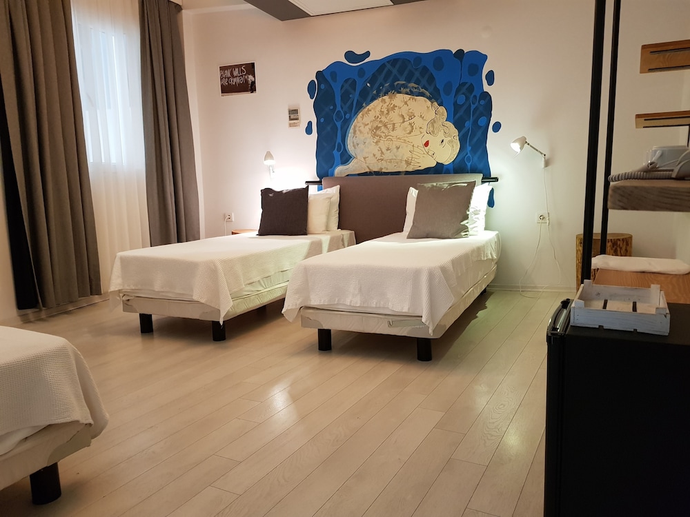 Economy Triple Room photo 1