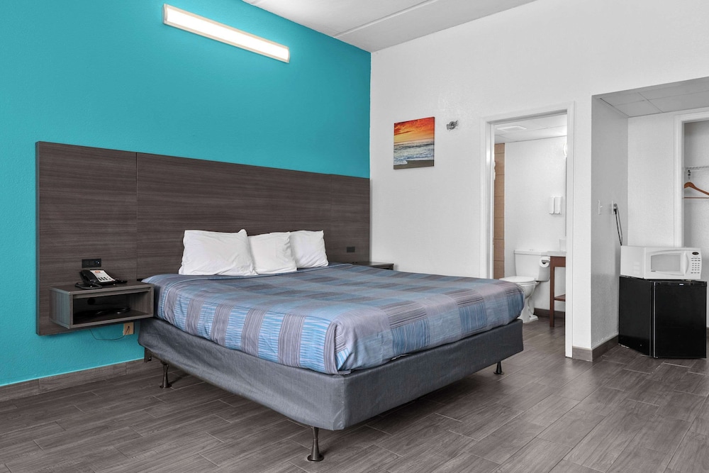 Standard Room, 1 King Bed, Non Smoking - Photo 1